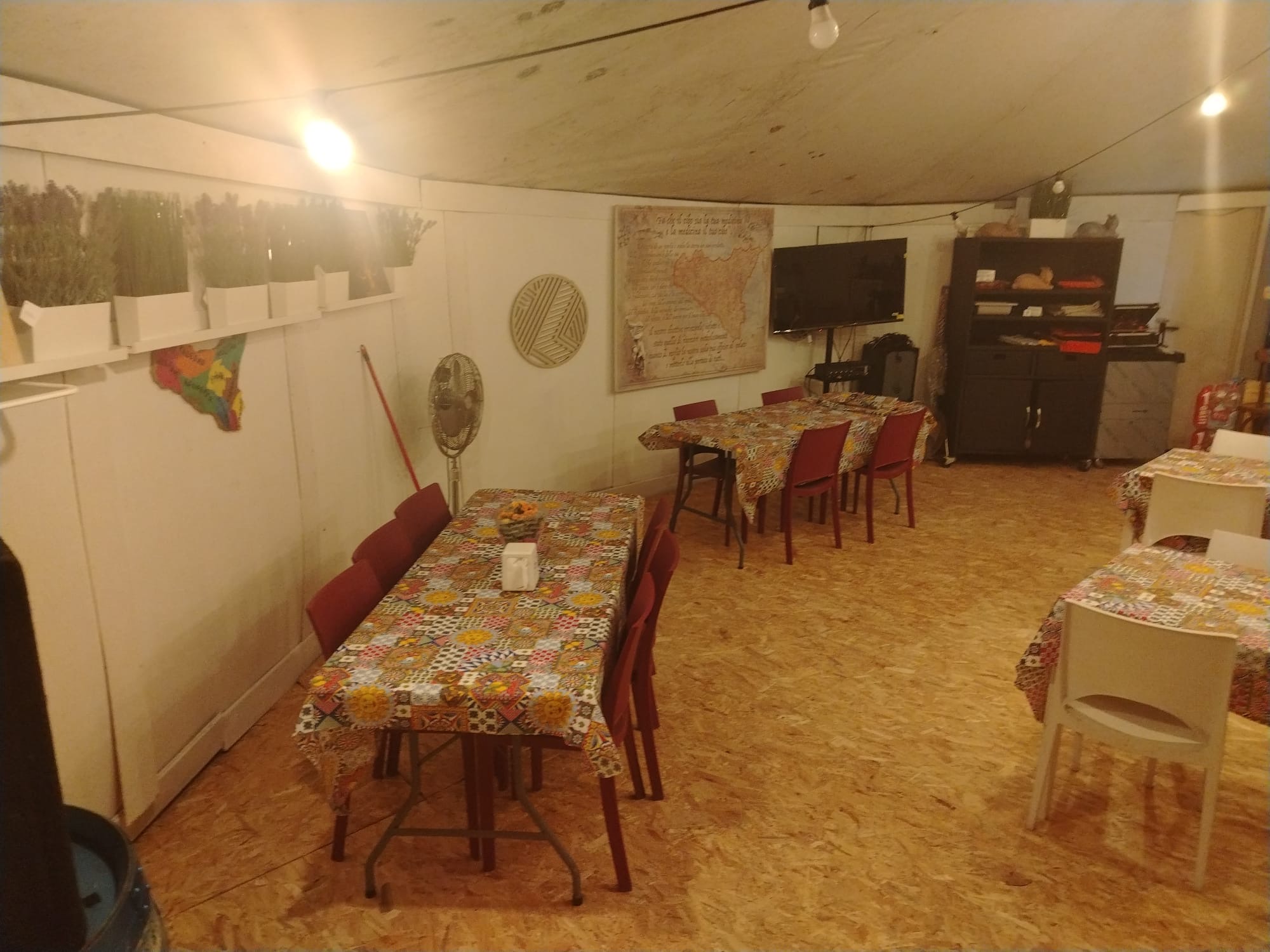 Sala interna dell'Osteria Basana con tavoli apparecchiati